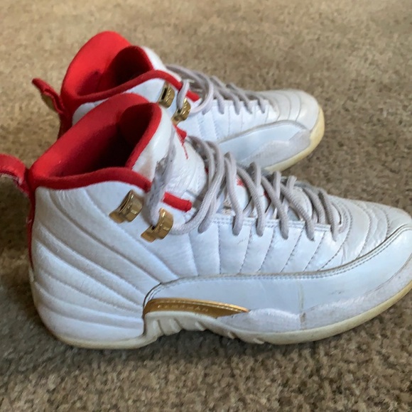 Boys Jordan sneakers - Picture 1 of 4